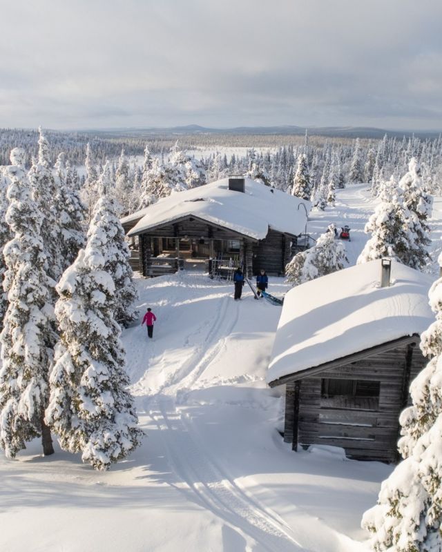 Mikä on sinun suosikkitapasi liikkua Sallassa keväisin? ⛷️🚴‍♂️🛵🚶‍♀️

Lasketko suksilla hohtavilla hiihtoladuilla, huristeletko moottorikelkalla metsän halki, pyöräiletkö talvisillapoluilla vai nautitko maisemista kävellen? ✨

Riippumatta siitä, miten liikut – Salla tarjoaa unohtumattomia elämyksiä. 
Jaa kommenteissa oma suosikkitapasi kulkea maastossa!

- - -
What’s your preferred way to explore Salla in the spring? ⛷️🚴‍♂️🛵🚶‍♀️

Is it skiing down the crisp, snowy trails, zooming through the forest on a snowmobile, cycling along the winter paths, or enjoying the peaceful landscape with a walk? ✨

No matter how you travel, Salla has something unforgettable to offer. 
Share your favorite way to get around in the comments below!

📷
1. @ellissnoree 
2. @j.vaahtera 
3.-5. @eevamakinen