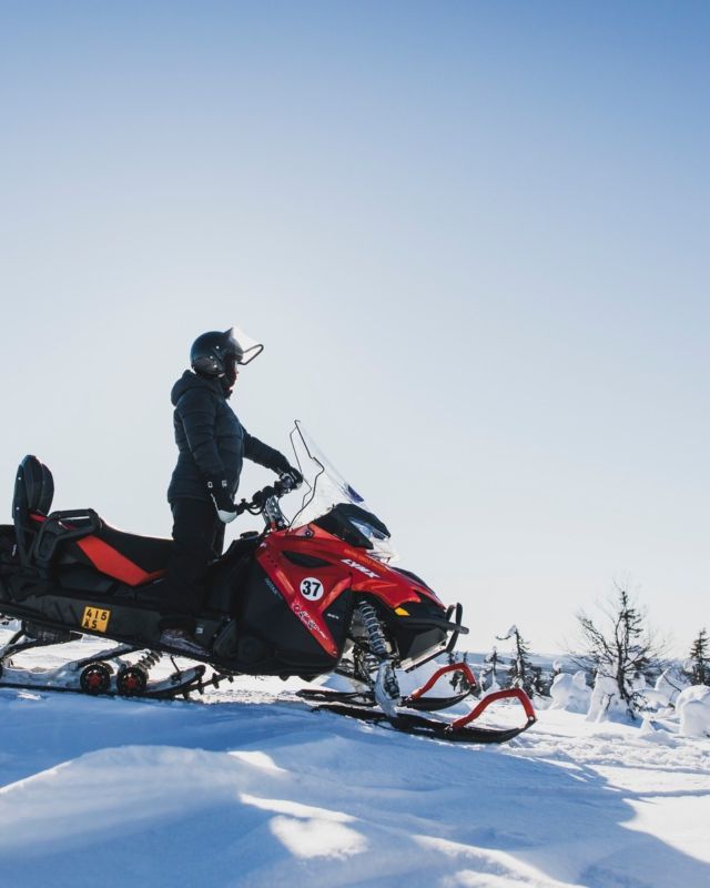 Lapin kevät tarjoaa parastaan! ❄️☀️ 
Kuvittele: huristelut moottorikelkalla lumisilla reiteillä, lämpimän juoman siemailu aurinkoisella terassilla ja revontulet yötaivaalla - ei paremmasta väliä 🌌 

Ja kyllä, hanget on edelleenkin täällä huippukunnossa! 😉

- - -

Spring in Lapland – the best-kept secret! ❄️☀️ 
Imagine this: cruising through snowy trails on a snowmobile, sipping a warm drink on a sunny terrace, and catching the northern lights at night. 🌌 

Oh, and did we mention the snow is still perfect here? 😉

📷
1. @j.vaahtera 
2. & 4. @ellissnoree 
3. & 5. @1sarana