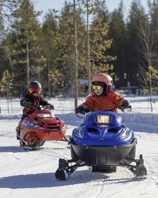 Pienet moottorikelkat, suuret elämykset! 💙❄️

Meillä myös perheen nuorimmat pääsevät kokemaan kelkkailun riemua – aidatulla alueella, turvallisesti ja hauskanpidon ehdoilla. 👧🧒 Tämä on elämys, jota monet pienet seikkailijat muistelevat vielä pitkään!

❄️ Lasten kelkkailu on meillä tarjolla koko talvikauden ajan, mutta tulevana torstaina kelkat kurvaavat Karhulammen jäälle osana Sallatunturin Hankihulinat-tapahtumaa! Tule paikan päälle katsomaan, kokeilemaan ja nauttimaan koko perheen talvipäivästä. 

- - -
🇬🇧 Mini snowmobiles – big adventures! 💙❄️

At Arctic Circle Safaris, even the youngest adventurers can experience the thrill of snowmobiling – in a safe, enclosed area designed just for kids. 👧🧒 It’s a memory they won’t soon forget!

❄️ Our kids’ snowmobile track is available throughout the winter season, but this Thursday we’re bringing the fun to Karhulampi lake as part of the Hankihulinat winter event! Come join us for a family-friendly day full of snowy fun.

📷 @ellissnoree
