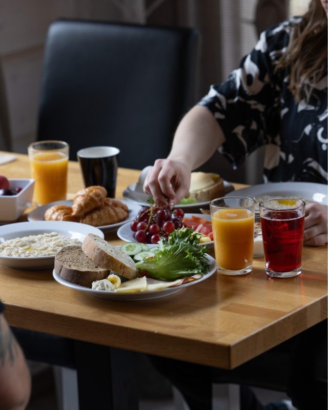 Tervetuloa kesäkuu – yöttömät yöt, maistuva ruoka ja pitkät illat terassilla. ☀️
Kesäkausi on nyt käynnissä, ja toivotamme sinut tervetulleeksi ravintolaamme!
🍽️ Ravintola Kiela avoinna päivittäin klo 16:00–21:00
☕ Aamiainen tarjolla joka aamu klo 8:00–10:00

Olitpa sitten patikointireissulla, pyöräilemässä tai vain nauttimassa Lapin rauhasta – tule meille nauttimaan maittava illallinen tai starttaa päiväsi kunnon aamiaisella.

Me ollaan täällä koko kesä – tulehan moikkaamaan! 🌞

- - -
🇬🇧 Welcome, June – the season of midnight sun, good food and long evenings on the terrace. ☀️
Our summer season has officially started, and we’re happy to welcome you to our restaurant!
🍽️ Restaurant Kiela is open every day from 16:00 to 21:00
☕ Breakfast served daily from 8:00 to 10:00

Whether you’re here for a day of hiking, biking, or just soaking in the peace of Lapland, stop by and enjoy a relaxed meal with us – or start your day with a proper breakfast.
We’re here for you all summer – come by and enjoy! 🌞